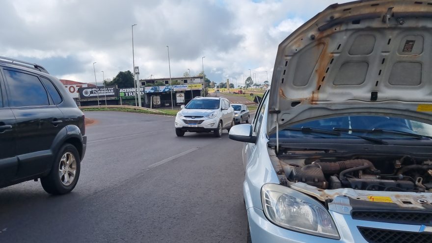 Veículo quebra e fica parado em ponto crítico do Trevo Cataratas
