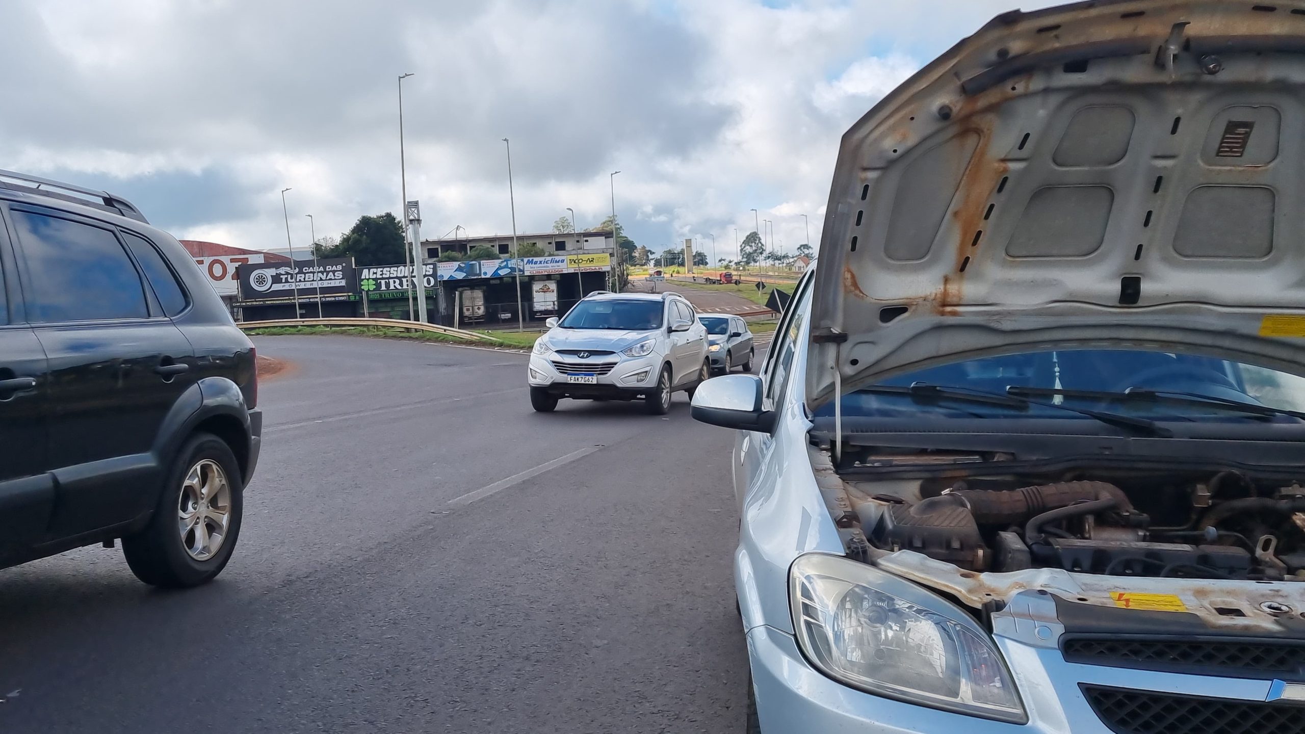 Veículo quebra e fica parado em ponto crítico do Trevo Cataratas
