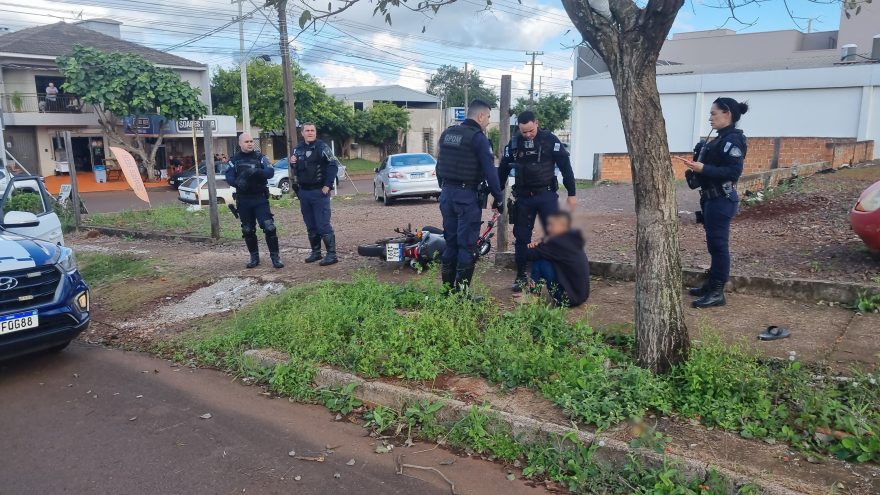 Jovem empina moto na frente da viatura, foge de abordagem da GM e sofre queda