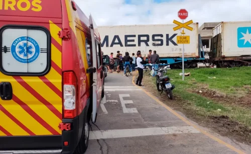 Menino de 13 anos é atingido por trem enquanto solta pipa em linha férrea