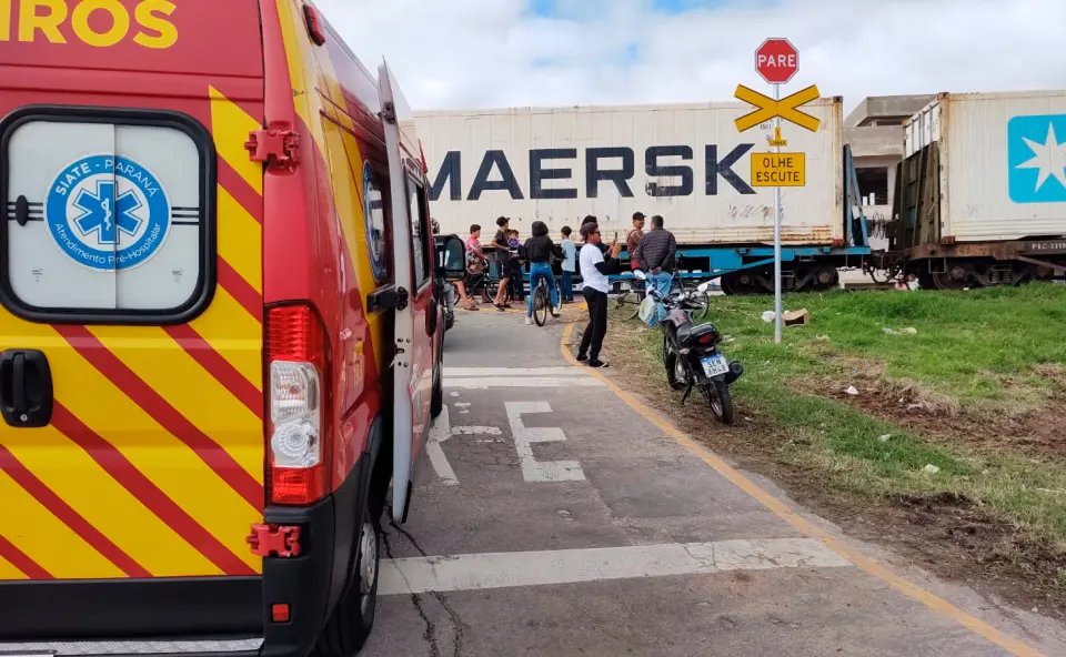 Menino de 13 anos é atingido por trem enquanto solta pipa em linha férrea