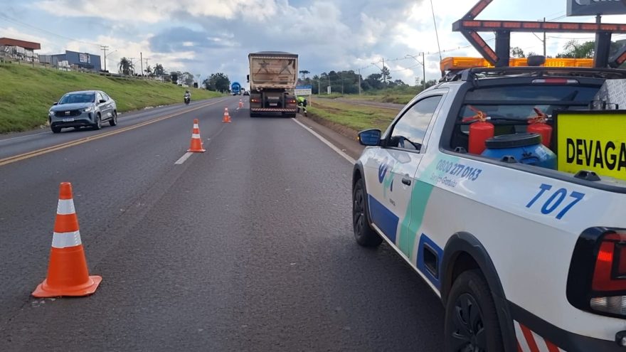 Caminhão com problemas mecânicos interdita uma das faixas da BR-277