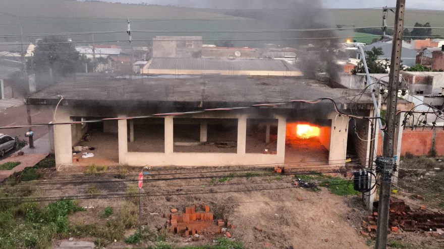 Bombeiros combatem incêndio em imóvel no Bairro Cascavel Velho