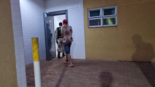 Ladrão é pego no flagra, recebe ‘carinho’ da população e é preso pela PM Imagem referente a Ladrão é pego no flagra, recebe ‘carinho’ da população e é preso pela PM