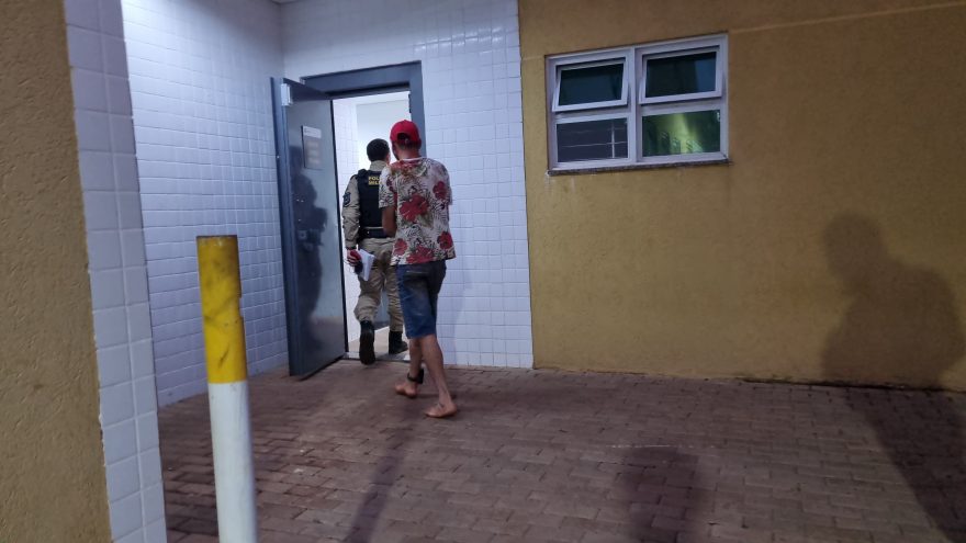 Ladrão é pego no flagra, recebe ‘carinho’ da população e é preso pela PM