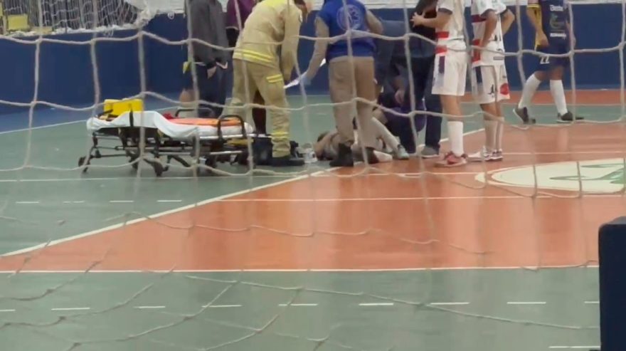 Bombeiros atendem jovem que se machucou em partida de futsal