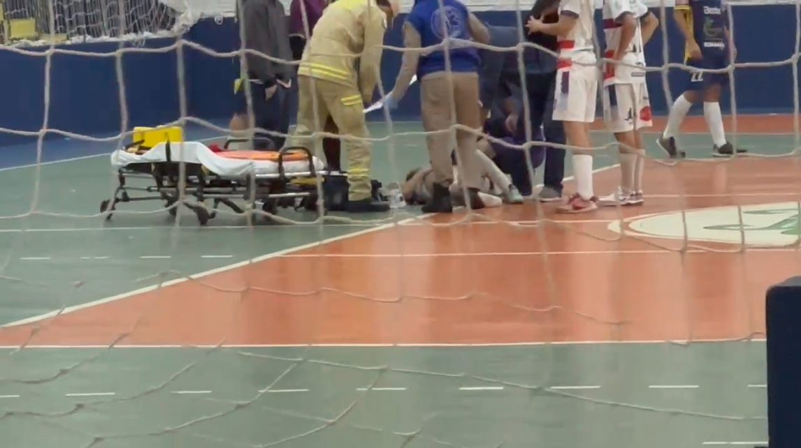 Bombeiros atendem jovem que se machucou em partida de futsal