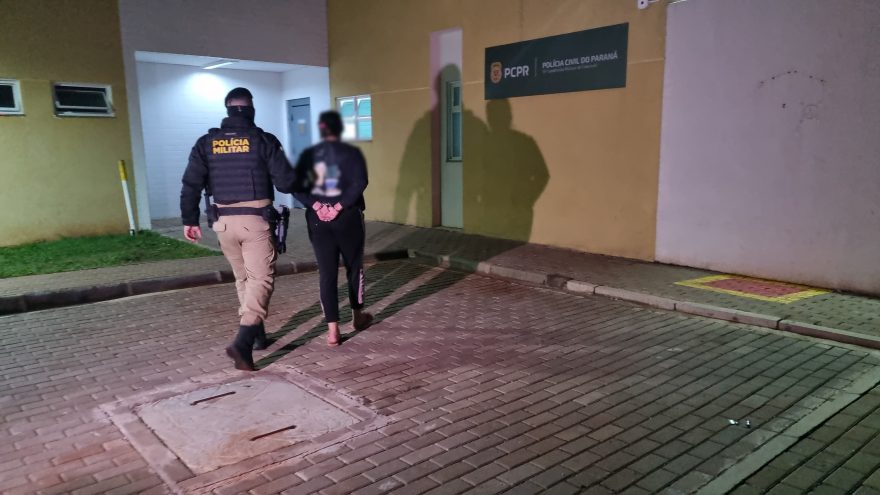 Mãe e filho são detidos pela PM após supostamente realizarem disparos de arma de fogo contra residência