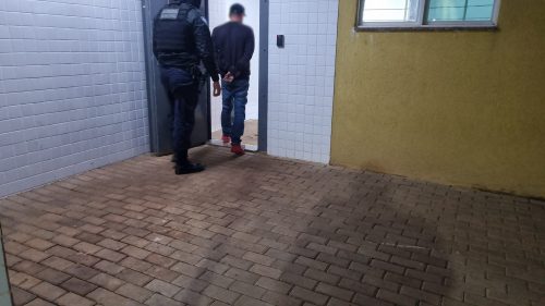 Homem se envolve em acidente e é detido após recusar bafômetro Imagem referente a Homem se envolve em acidente e é detido após recusar bafômetro
