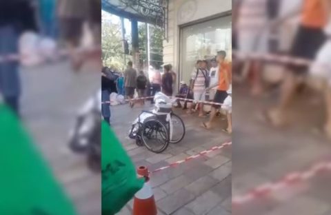 Neto macabro: homem é preso após empurrar avô morto em cadeira de rodas para tentar empréstimo bancário Imagem referente a Neto macabro: homem é preso após empurrar avô morto em cadeira de rodas para tentar empréstimo bancário