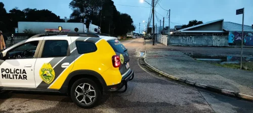 Homem joga combustível na casa e mantém família refém há mais de 8 horas