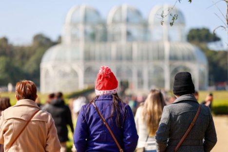 Com previsão de geada, temperaturas começam a cair nesta segunda-feira no Paraná Com previsão de geada, temperaturas começam a cair nesta segunda-feira no Paraná