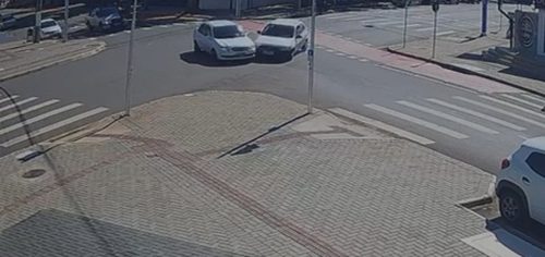 Câmera registra mais um acidente em cruzamento na Rua da Lapa Imagem referente a Câmera registra mais um acidente em cruzamento na Rua da Lapa
