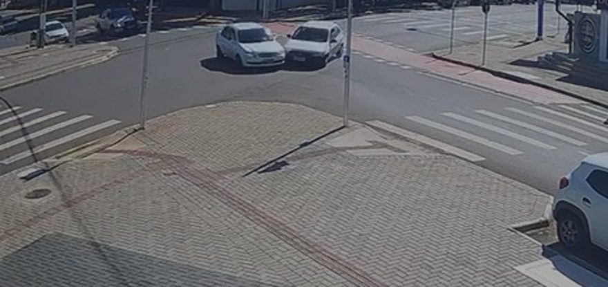 Câmera registra mais um acidente em cruzamento na Rua da Lapa