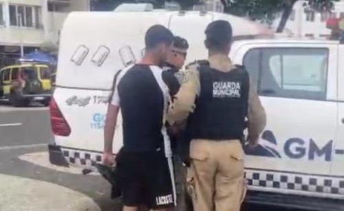 Ambulante é preso após vender dois milhos por R$ 1.064 para casal de turistas em Copacabana Imagem referente a Ambulante é preso após vender dois milhos por R$ 1.064 para casal de turistas em Copacabana