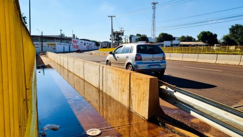 Passarela de viaduto inaugurado há pouco tempo vira “piscina” e coloca pedestres em risco em Cascavel Imagem referente a Passarela de viaduto inaugurado há pouco tempo vira “piscina” e coloca pedestres em risco em Cascavel