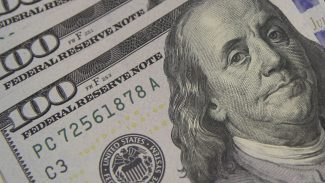 Dólar cai para R$ 5,56 à espera de pacote fiscal