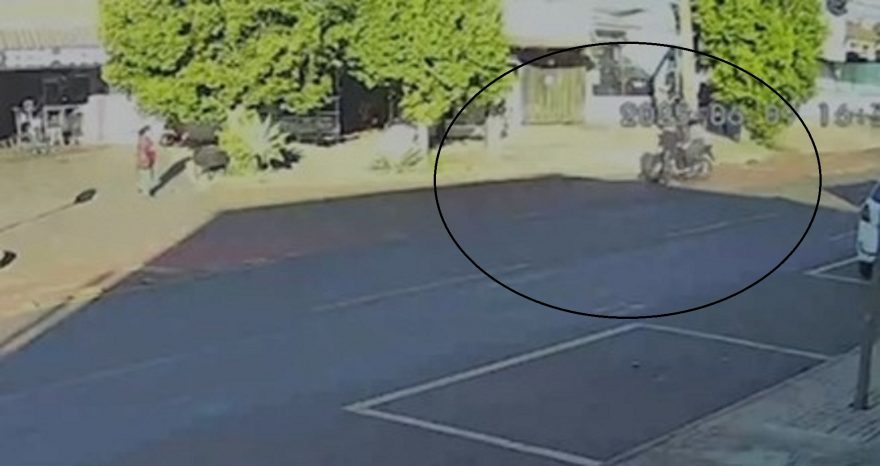 Câmera registra acidente entre Motocicleta e Patinete na Avenida Tito Muffato