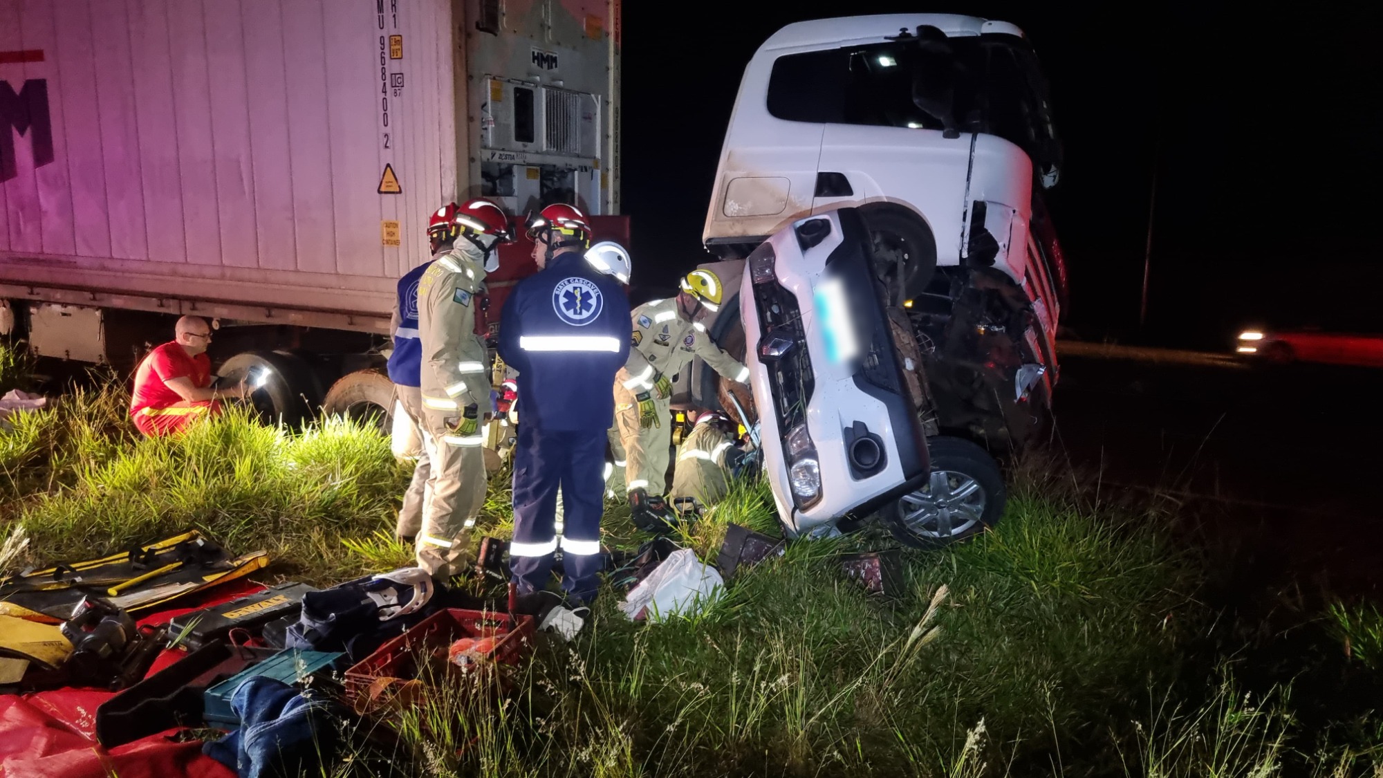 Caminhão e Kwid se envolvem em grave acidente na BR-163, em Cascavel Caminhão e Kwid se envolvem em grave acidente na BR-163, em Cascavel