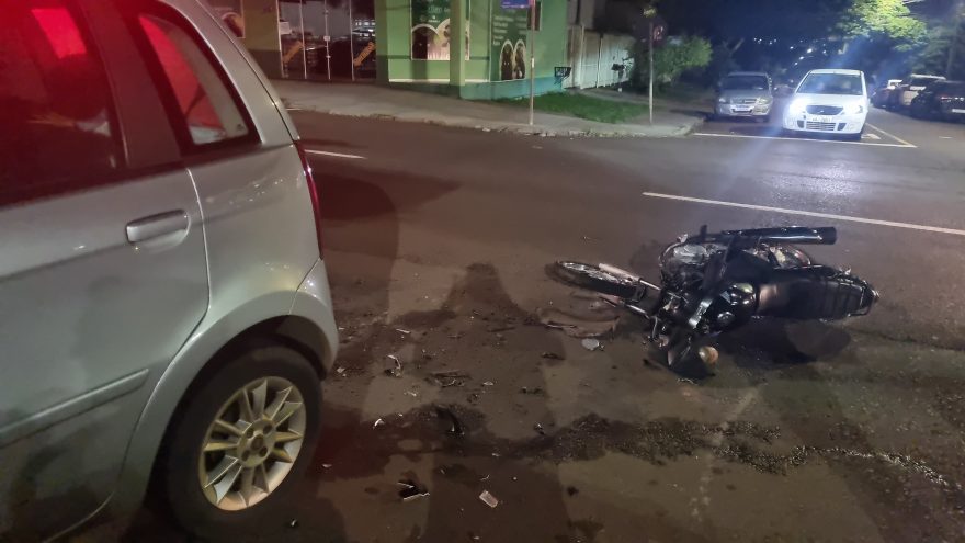Jovem de 19 anos fica ferido após acidente na Avenida Brasil
