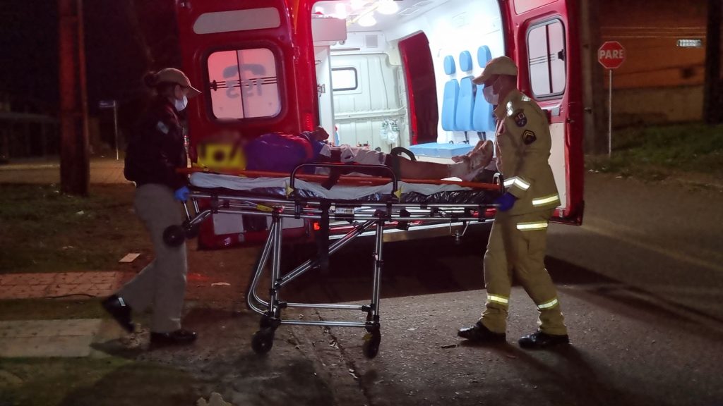 Jovem é agredido e pede socorro para populares na Rua Itália, no Cascavel Velho