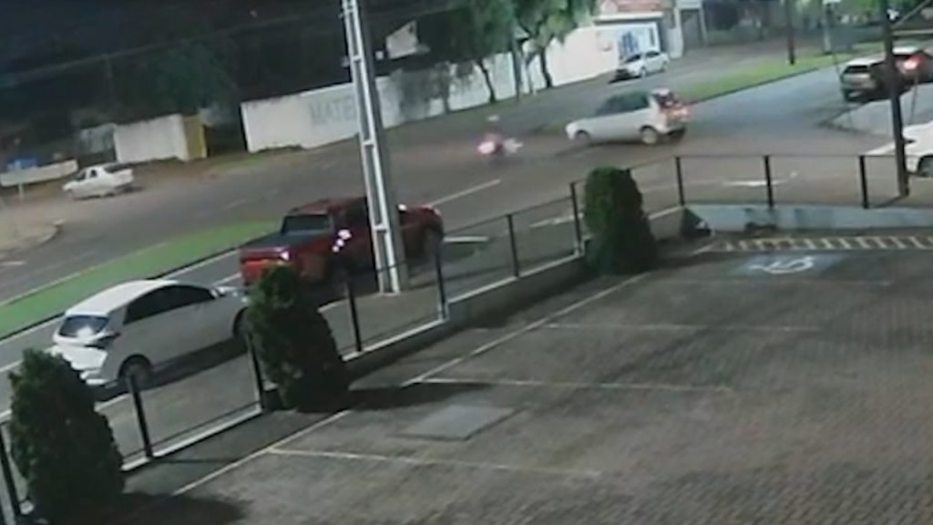 Motociclista envolvido em acidente na Av. Brasil não tinha CNH, aponta PM; veja por outro ângulo a batida