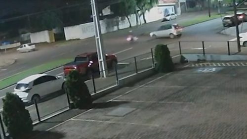 Motociclista envolvido em acidente na Av. Brasil não tinha CNH, aponta PM; veja por outro ângulo a batida Imagem referente a Motociclista envolvido em acidente na Av. Brasil não tinha CNH, aponta PM; veja por outro ângulo a batida
