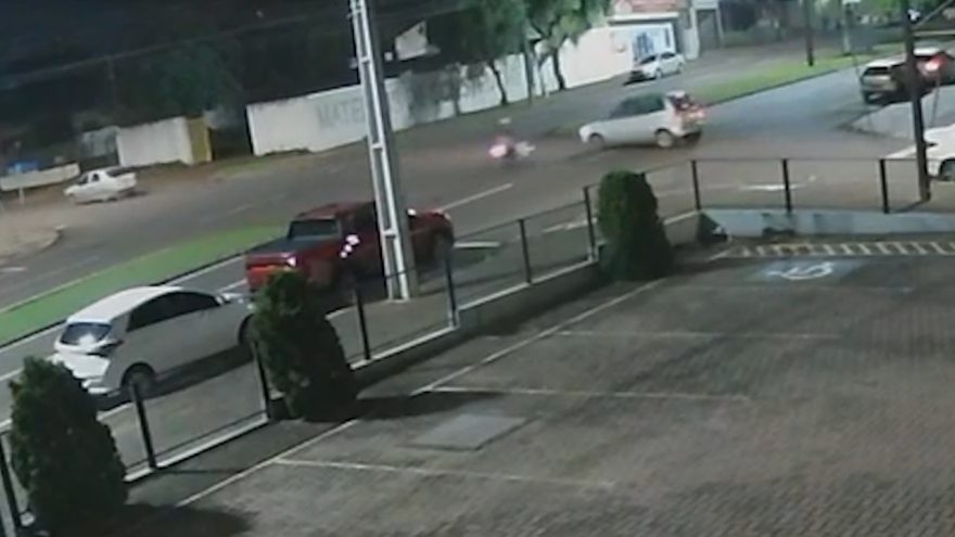 Motociclista envolvido em acidente na Av. Brasil não tinha CNH, aponta PM; veja por outro ângulo a batida
