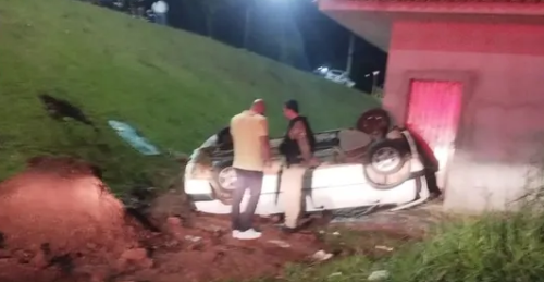 Capotamento deixa três pessoas gravemente feridas em Jandaia do Sul Capotamento deixa três pessoas gravemente feridas em Jandaia do Sul