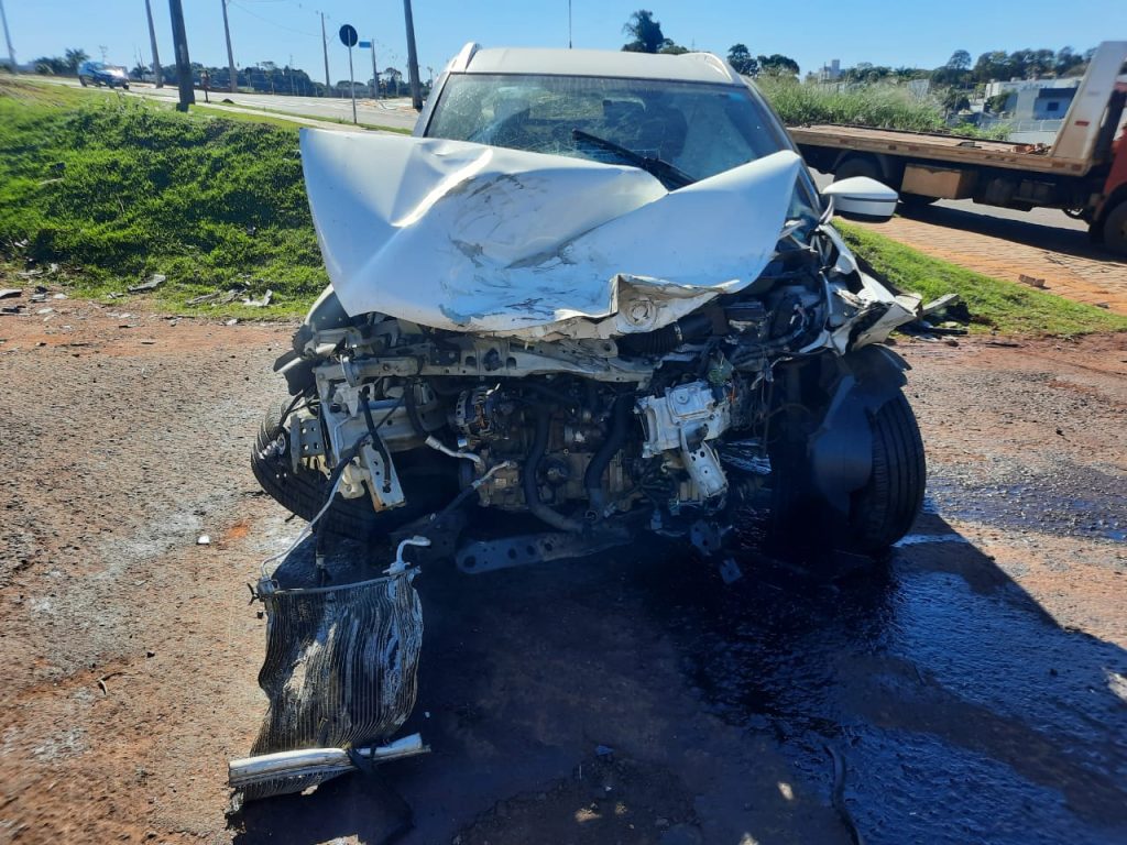 Forte batida entre caminhão e carro deixa duas pessoas feridas na PR-317, em Toledo