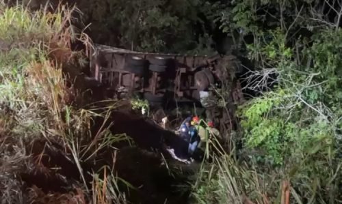 Motorista é ejetado e morre após caminhão cair em ribanceira na rodovia PR-180 Imagem referente a Motorista é ejetado e morre após caminhão cair em ribanceira na rodovia PR-180