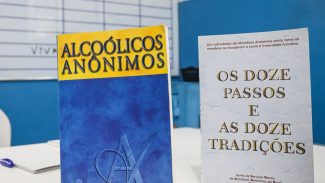 Aos 90 anos, Alcoólicos Anônimos tem maior participação feminina