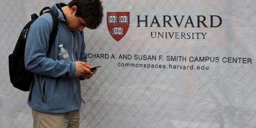 Departamento de Estado dos EUA retoma vistos de estudantes de Harvard Imagem referente a Departamento de Estado dos EUA retoma vistos de estudantes de Harvard