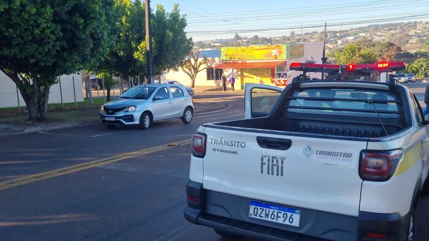 Acidente entre Etios e motocicleta é registrado na rua Ipanema