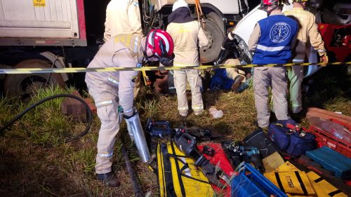 PRF dá detalhes de acidente que deixou mãe e filho enclausurados na BR-163 em Cascavel Imagem referente a PRF dá detalhes de acidente que deixou mãe e filho enclausurados na BR-163 em Cascavel