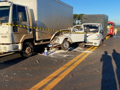 Grave acidente com oito veículos deixa Fusca destruído e trabalhador da rodovia atropelado Grave acidente com oito veículos deixa Fusca destruído e trabalhador da rodovia atropelado