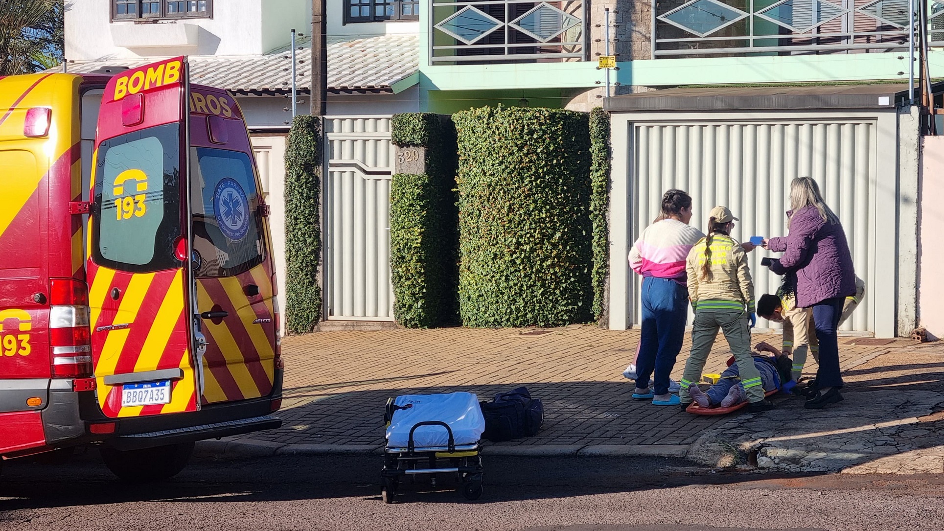 Mulher é socorrida após sofrer queda no bairro Maria Luiza