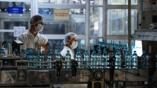 Indústria da água mineral cresce 41% em 2024 e movimenta R$ 341,2 milhões no Paraná