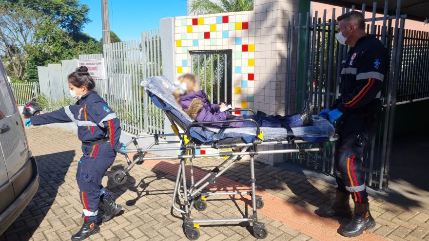 Criança é socorrida pelo Samu após sofrer corte no queixo em escola municipal