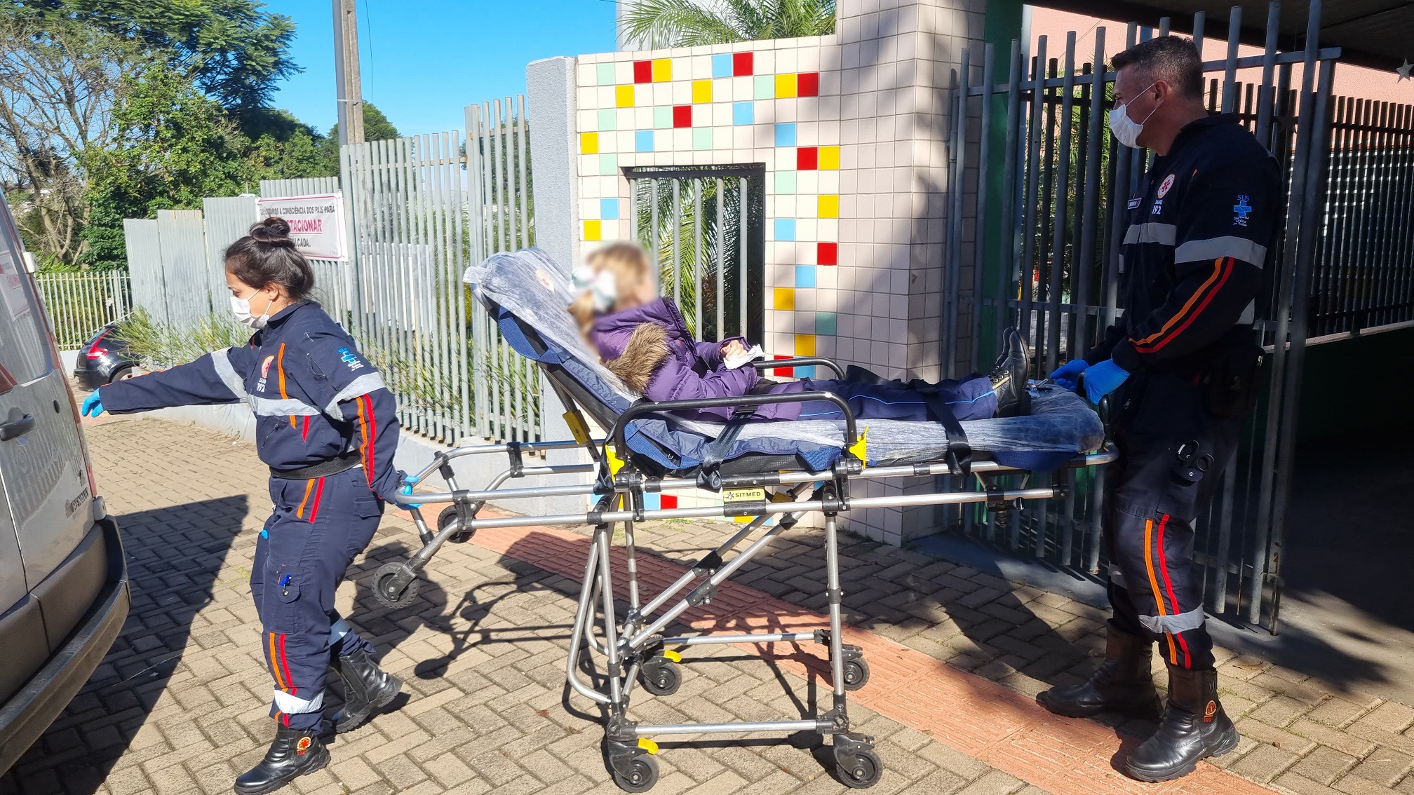 Criança é socorrida pelo Samu após sofrer corte no queixo em escola municipal