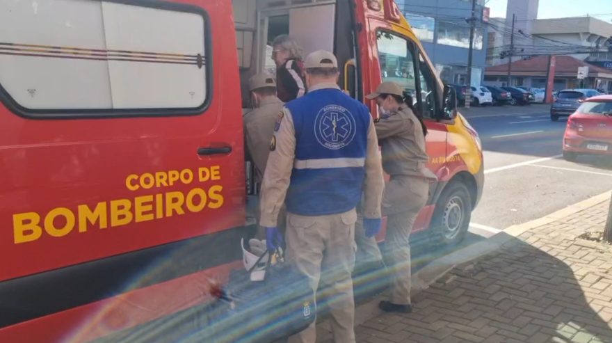 Mulher é socorrida após passar mal no Centro