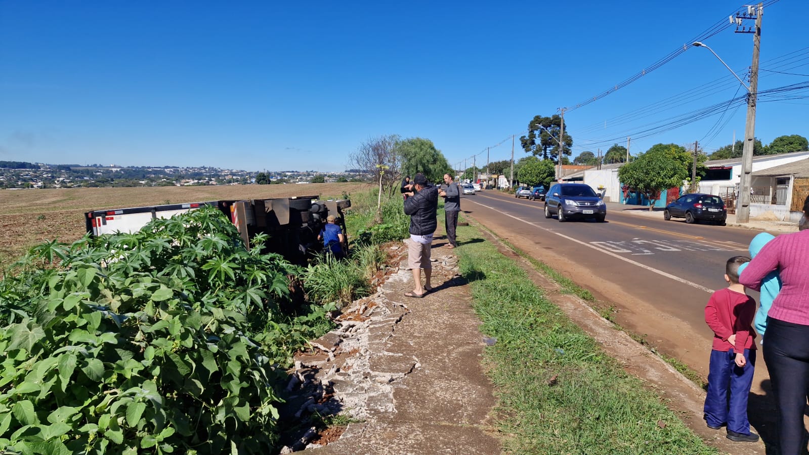 Sem freio, caminhão atravessa Avenida das Pombas e tomba em barranco - CGN