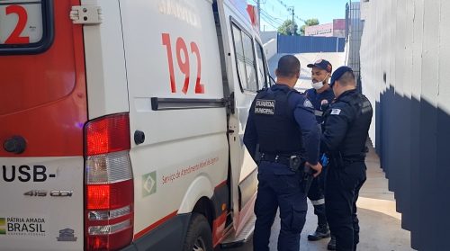 Motociclista atira contra trabalhadores no Centro e vítima baleada pede ajuda na Policlínica Imagem referente a Motociclista atira contra trabalhadores no Centro e vítima baleada pede ajuda na Policlínica
