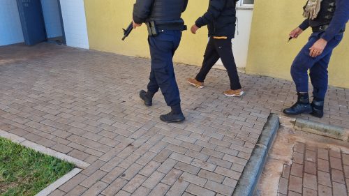 Trabalhador que conseguiu fugir de atiradores no Centro é levado à Delegacia para prestar depoimento Imagem referente a Trabalhador que conseguiu fugir de atiradores no Centro é levado à Delegacia para prestar depoimento