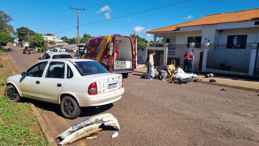 Forte colisão entre carro e moto no Coqueiral deixa vítima com lesão grave