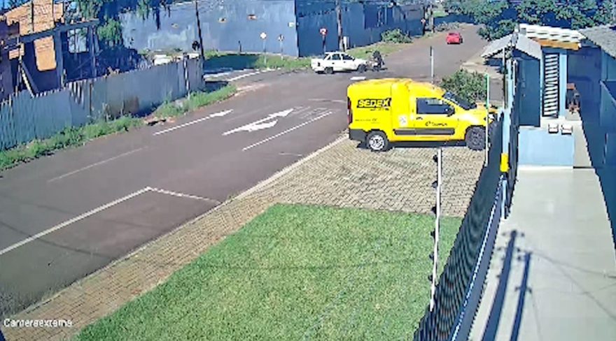 Veja como ocorreu forte acidente que deixou motociclista com ferimentos graves em Cascavel