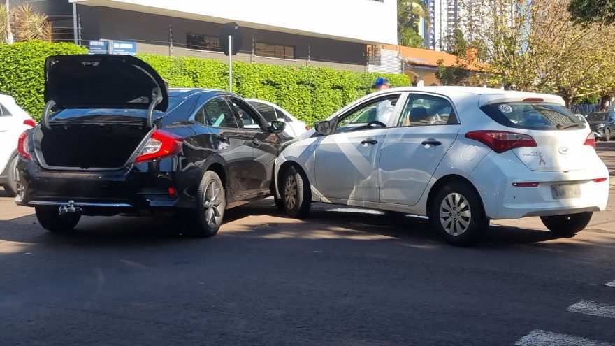 Civic e HB20 colidem no bairro Country