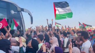 Milhares de ativistas marcham a Gaza para romper bloqueio de Israel