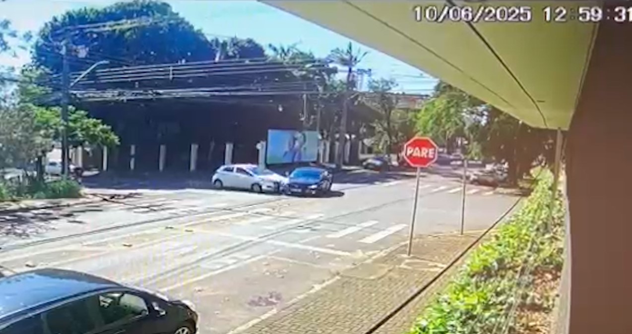 Câmera de segurança flagra momento em que Honda Civic avança preferencial e causa acidente em Cascavel