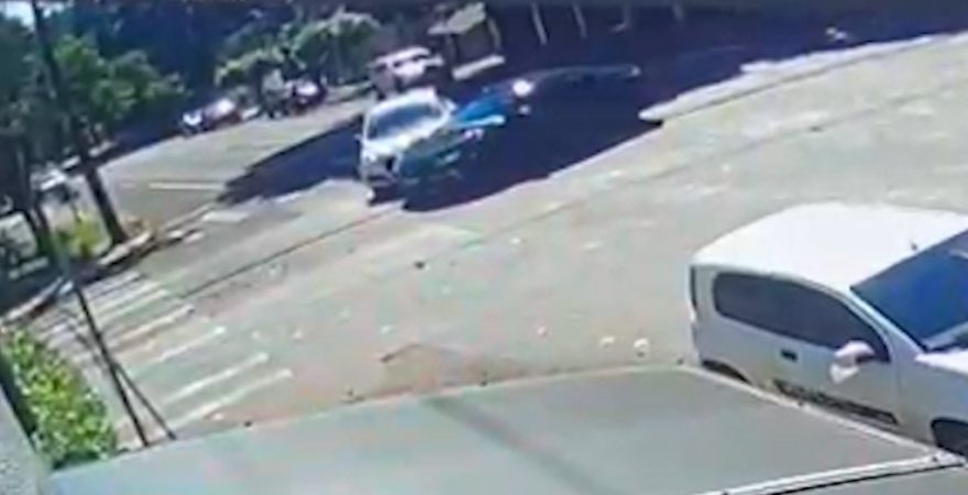 Veja por outro ângulo acidente entre Civic e HB20 em Cascavel